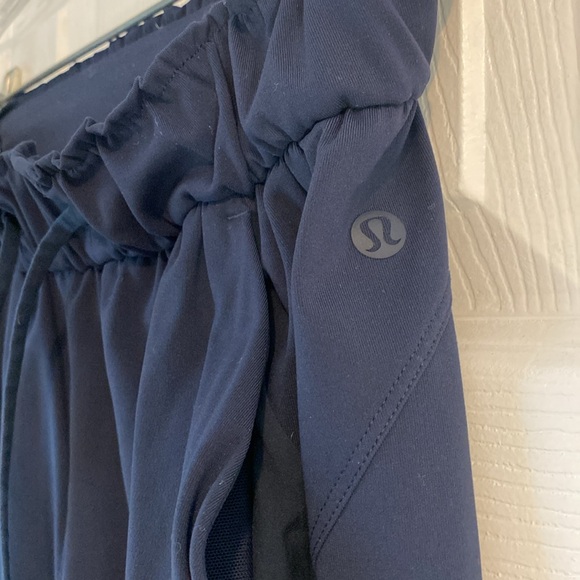 Lululemon pants - size 4 - Picture 2 of 3